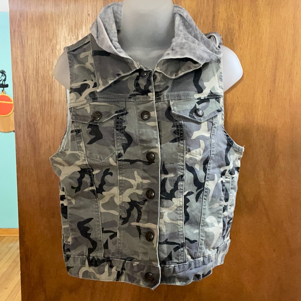 Camo Vest w/grey hood NWOT sz M